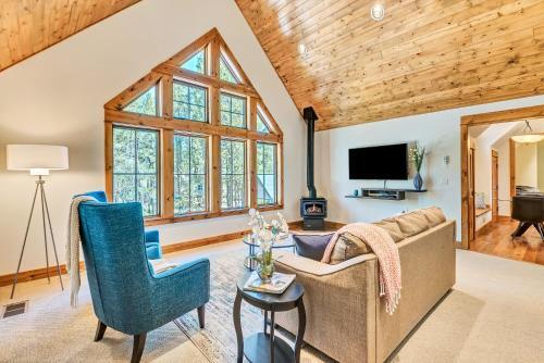 Apartamento New Listing! Riverfront Retreat With Dock & Foosball Duplex
