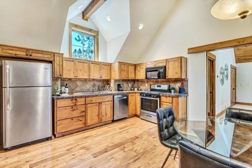 Apartamento New Listing! Riverfront Retreat With Dock & Foosball Duplex