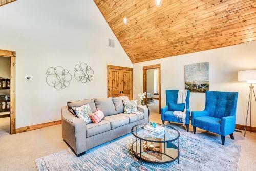 Apartamento New Listing! Riverfront Retreat With Dock & Foosball Duplex