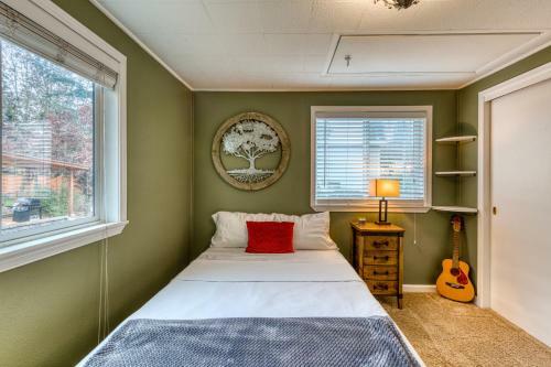 Cozy Coleman St. Cottage