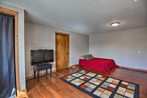 Updated Farmhouse With Deck On Central Oregon Canal!