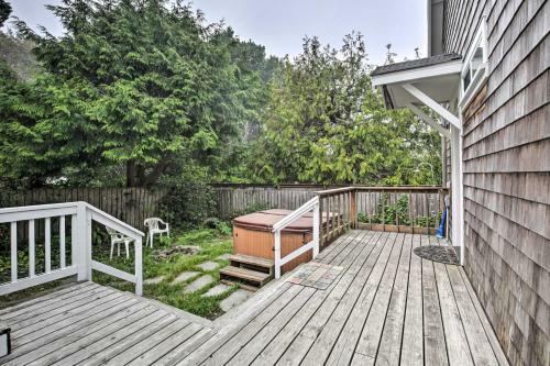 Dog-friendly Home With Hot Tub And Deck Walk To Beach