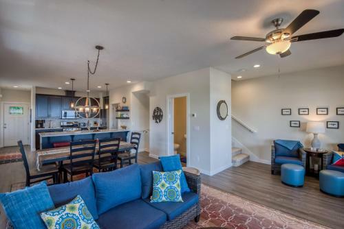 Oceanview Townhome - Pet Friendly - Sleeps 6 - King
