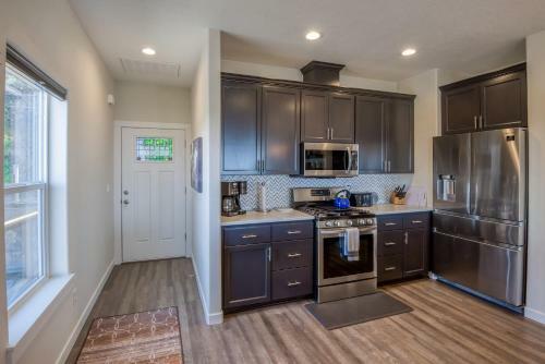 Oceanview Townhome - Pet Friendly - Sleeps 6 - King