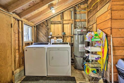 Oceanside Hideaway With Garden - Walk To The Beach!