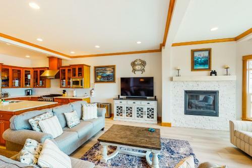Spectacular Modern Seaside Cove Home