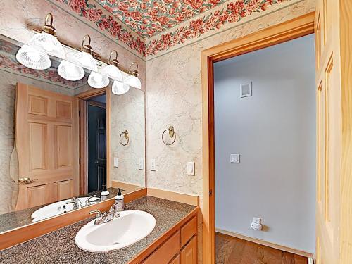 New Listing! Sunriver Gem On Woodlands Golf Course Home