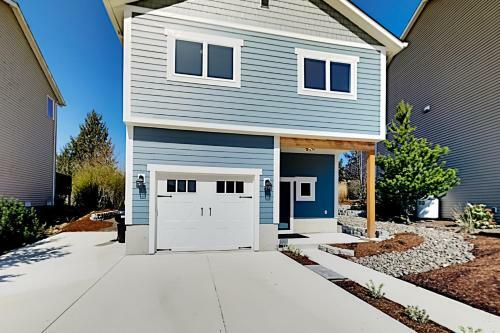 New-build Getaway - Patio & Firepit - Walk To Bay Home