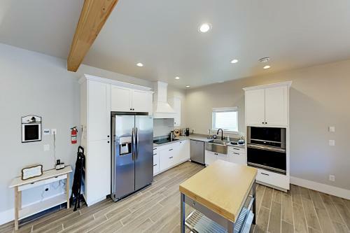 New-build Getaway - Patio & Firepit - Walk To Bay Home