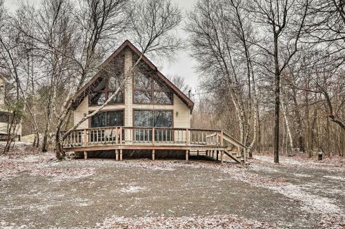 Pocono Getaway With Bbq 20 Mi To Camelback Mountain!