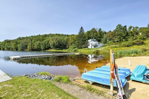 Poconos Home With Fire Pit, Hot Tub, Deck And Grill!