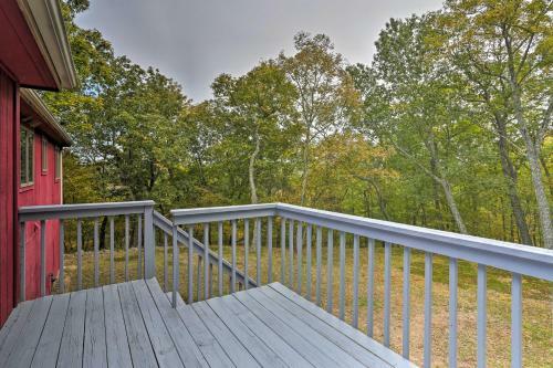 Modern Bushkill Home With Deck - 7 Mi To Falls!