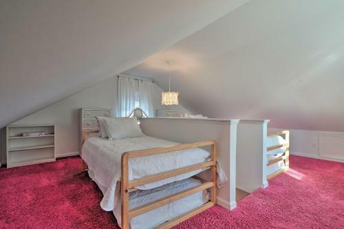 Colorful Abode With Yard, 9 Mi To Sesame Place!