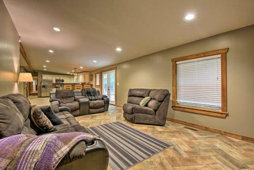 Spacious Kunkletown Home With Full Game Room And Deck!