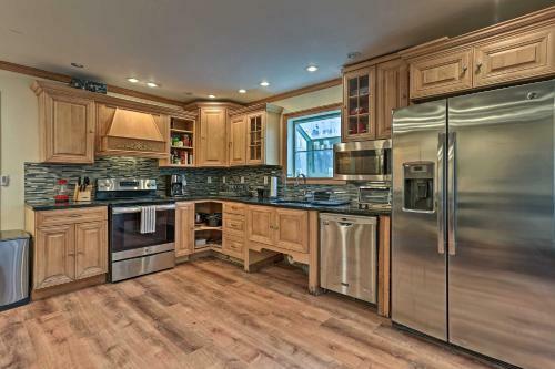 Pocono Mountain Retreat With Deck And Pool Access