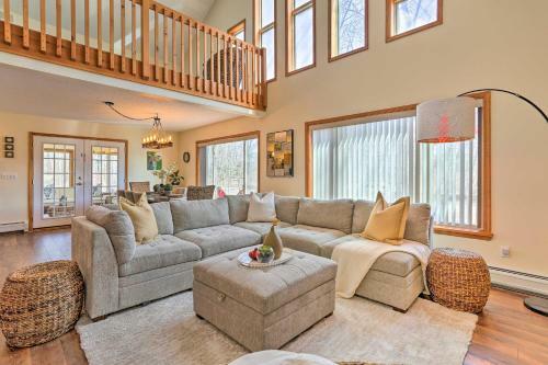 Spacious Outdoor Haven In The Hideout With Deck