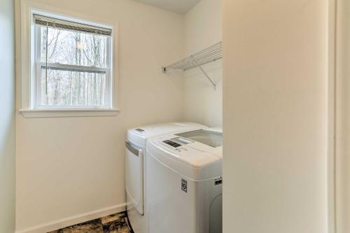 Picturesque Lake Ariel Getaway With Game Room!