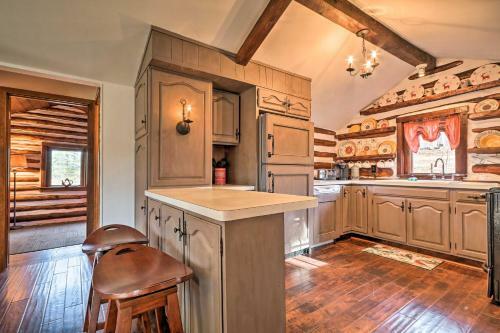 Macungie Cabin With Fireplace Near Bear Creek Skiing!
