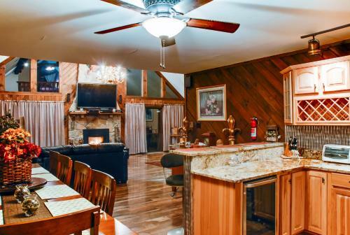 Lake Harmony Home With Hot Tub, Deck And Forest Views!