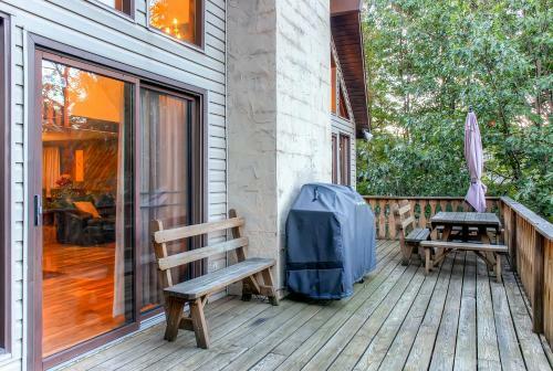 Lake Harmony Home With Hot Tub, Deck And Forest Views!