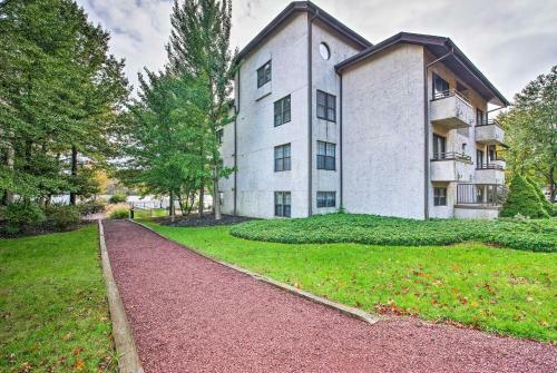 Apartamento Lakefront Poconos Condo With Pool Access And Water Views!