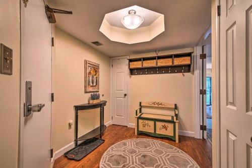Apartamento Lakefront Poconos Condo With Pool Access And Water Views!