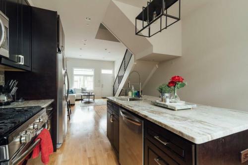 Luxury 3 Bed Near Penn / Chop With Skyline View!