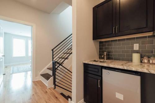 Luxury 3 Bed Near Penn / Chop With Skyline View!