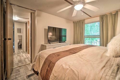 Lovely Lakefront Home With Deck, Kayak Available