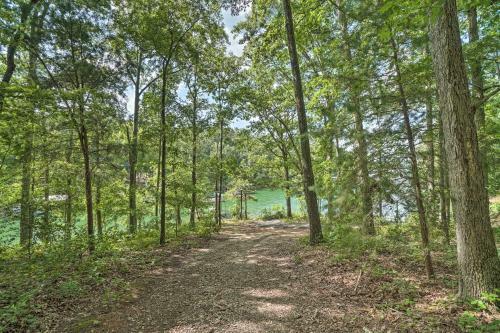 Lovely Lakefront Home With Deck, Kayak Available