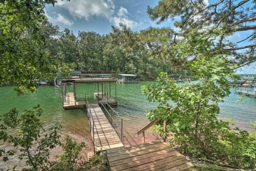 Lovely Lakefront Home With Deck, Kayak Available
