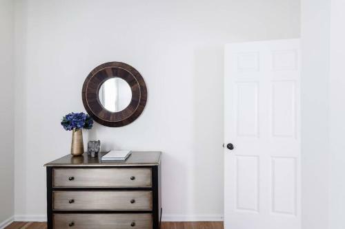 Soak Up The Light At A Chic Duplex 6 Blocks From King Street