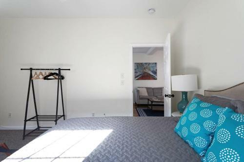 Soak Up The Light At A Chic Duplex 6 Blocks From King Street