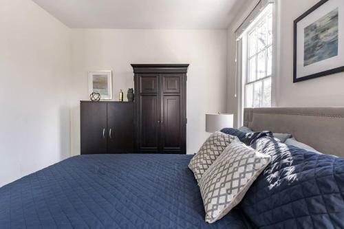 Soak Up The Light At A Chic Duplex 6 Blocks From King Street