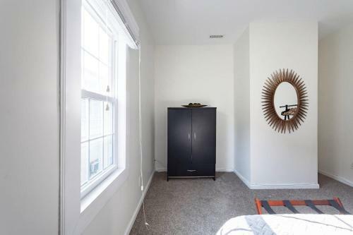 Soak Up The Light At A Chic Duplex 6 Blocks From King Street