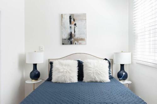 Soak Up The Light At A Chic Duplex 6 Blocks From King Street