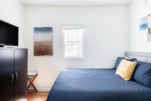 Soak Up The Light At A Chic Duplex 6 Blocks From King Street