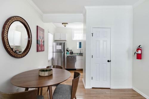 Soak Up The Light At A Chic Duplex 6 Blocks From King Street