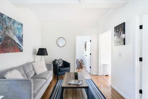 Soak Up The Light At A Chic Duplex 6 Blocks From King Street