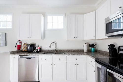 Soak Up The Light At A Chic Duplex 6 Blocks From King Street