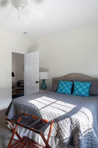 Soak Up The Light At A Chic Duplex 6 Blocks From King Street