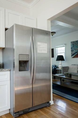 Soak Up The Light At A Chic Duplex 6 Blocks From King Street