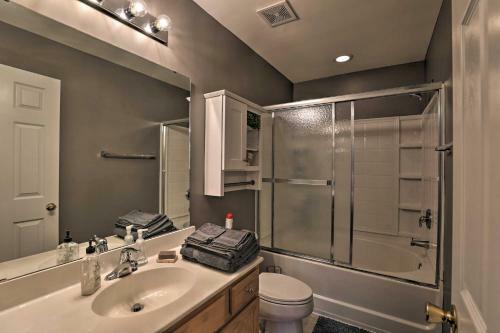 Cozy Townhome With Lanai 15 Mi To Charleston!