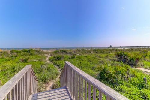 225 East Arctic
