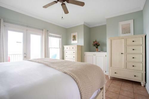 Poseidon - Beachside Getaway W Balconies & Hot Tub