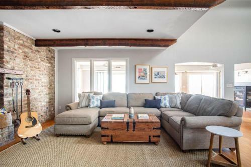 Lighthouse - Beachfront Abode W Pool Table & Ping Pong
