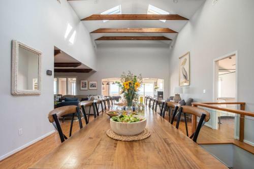 Lighthouse - Beachfront Abode W Pool Table & Ping Pong
