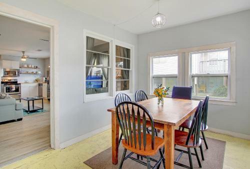 Apartamento New Listing! Boogie Down & Surf?s Up: 2-unit Home Duplex