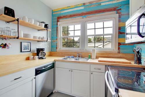 Apartamento New Listing! Boogie Down & Surf?s Up: 2-unit Home Duplex