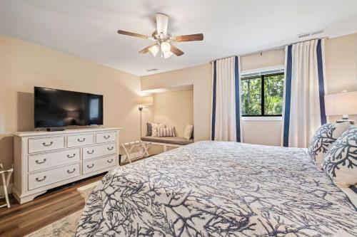 New! Renovated Villa With Golf Views Walk To Beach!